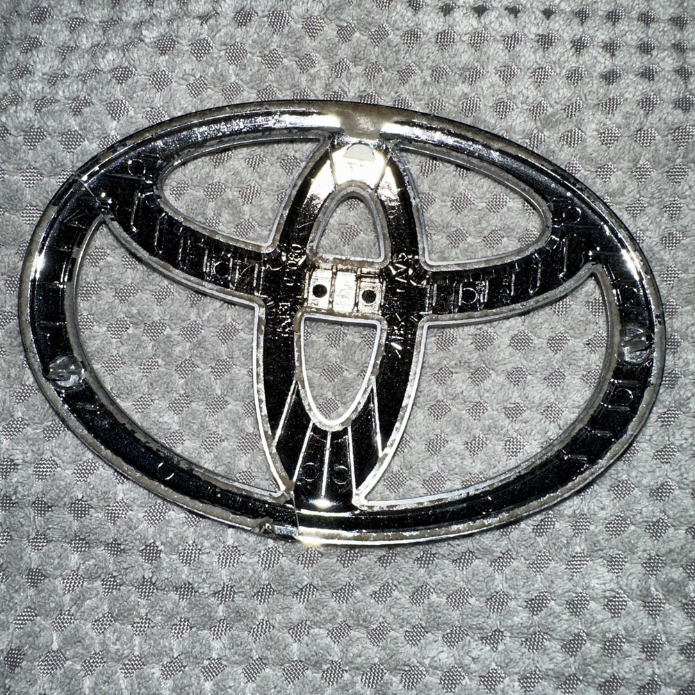 OEM Toyota‎ Emblem #75431-02080 Silver - Picture 2 of 6